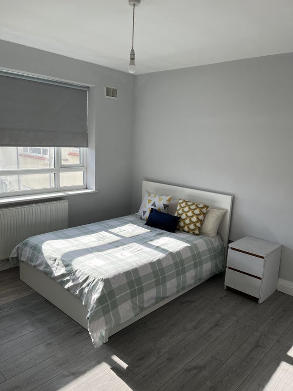 Room Cleveleys Road in Greater London
