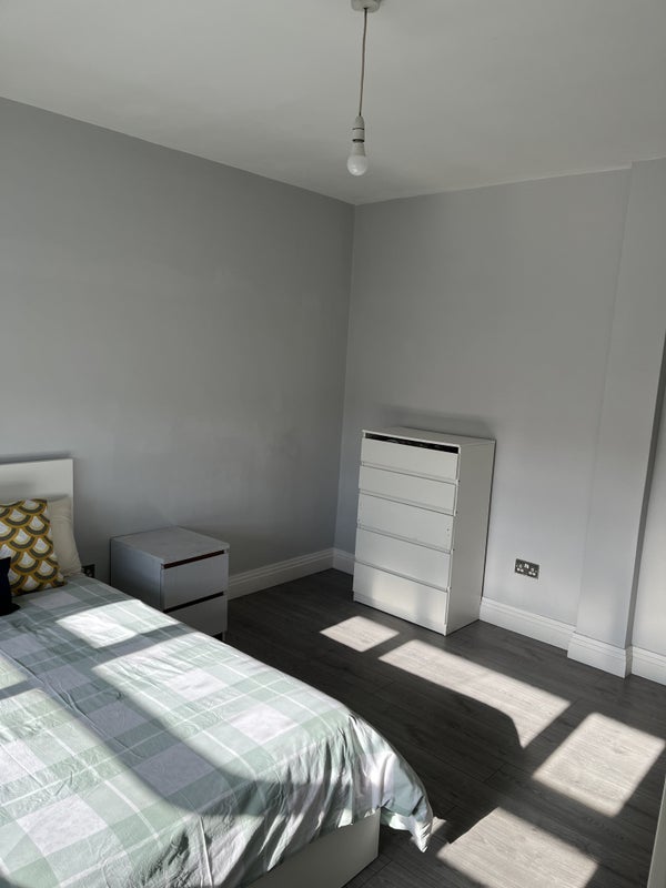 Room Cleveleys Road in Greater London