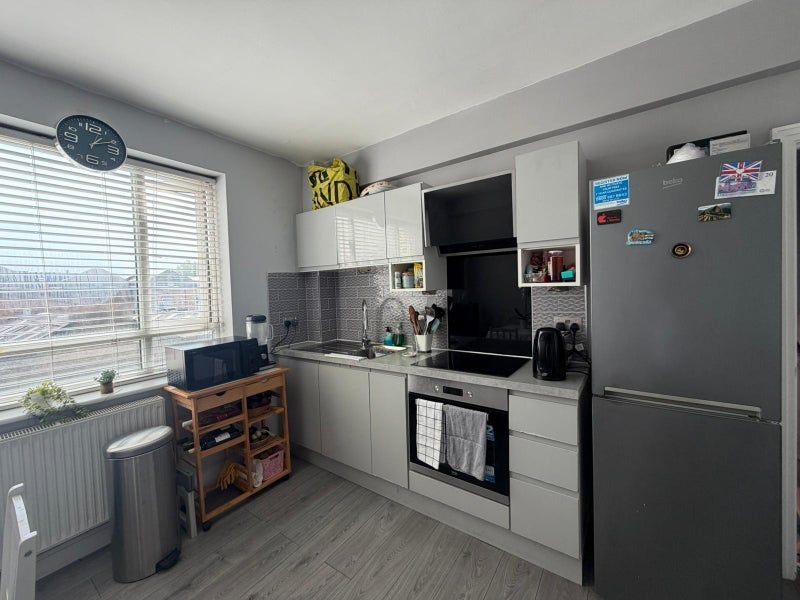 Room Cleveleys Road in Greater London