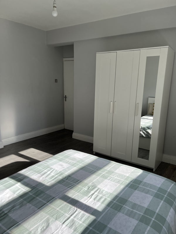 Room Cleveleys Road in Greater London