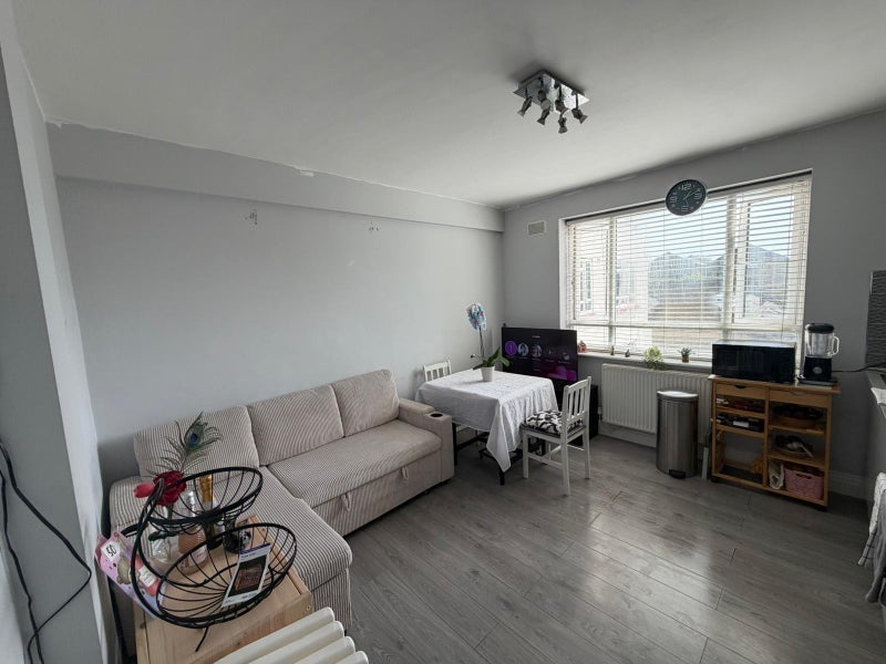Room Cleveleys Road in Greater London