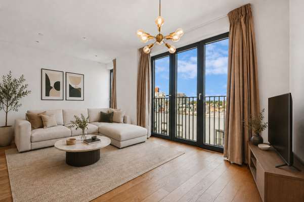 Flat Bellwether Lane in Greater London