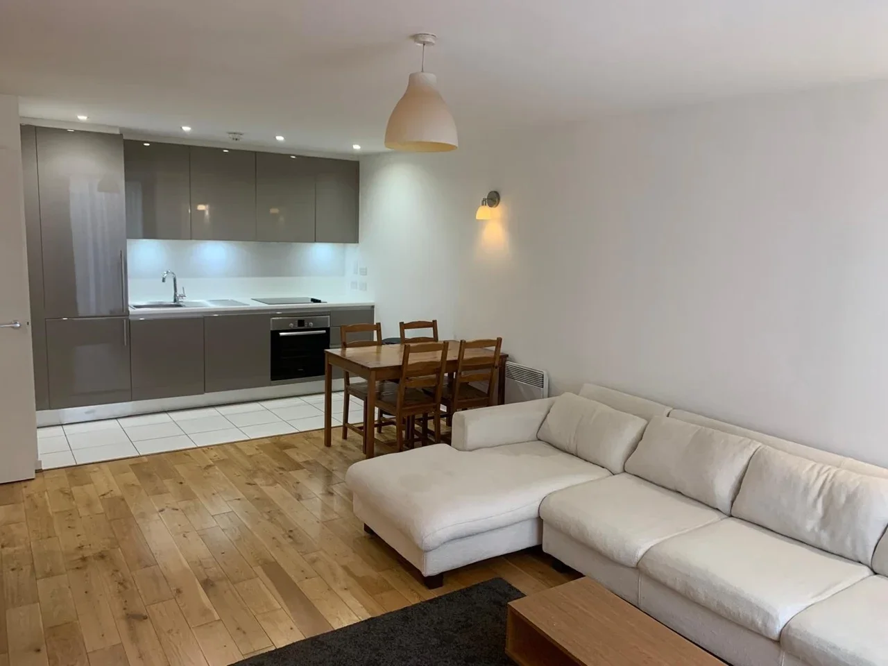 Flat Chadwell Lane in Greater London