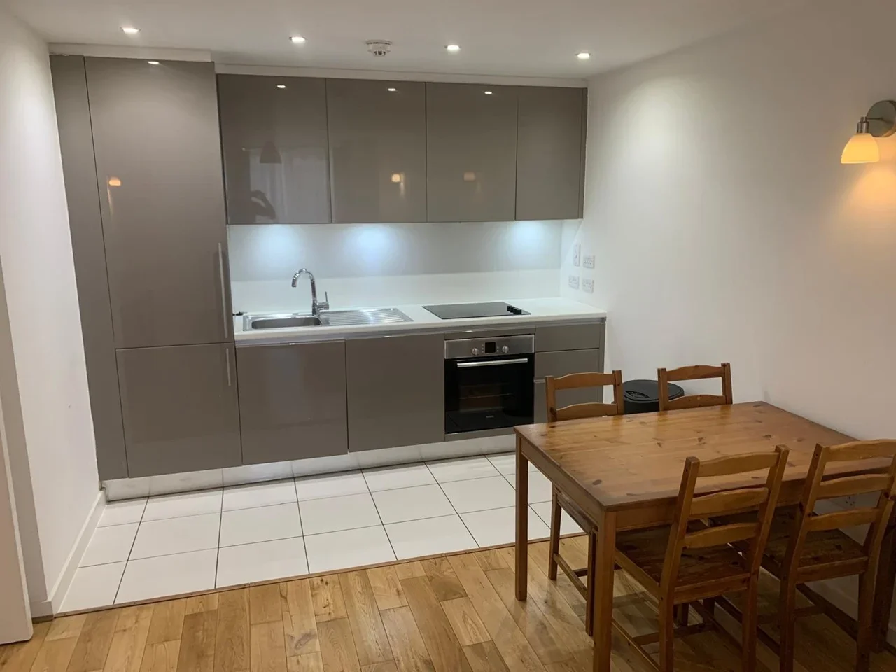 Flat Chadwell Lane in Greater London