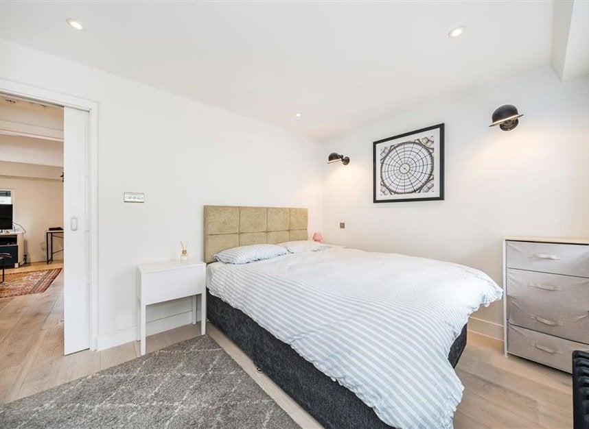 Flat Charlotte Street in Greater London