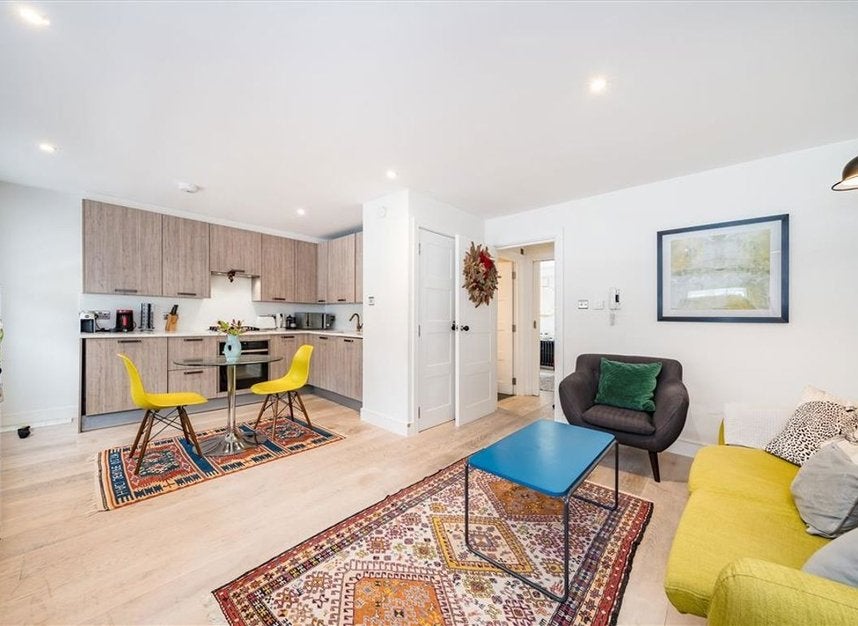 Flat Charlotte Street in Greater London