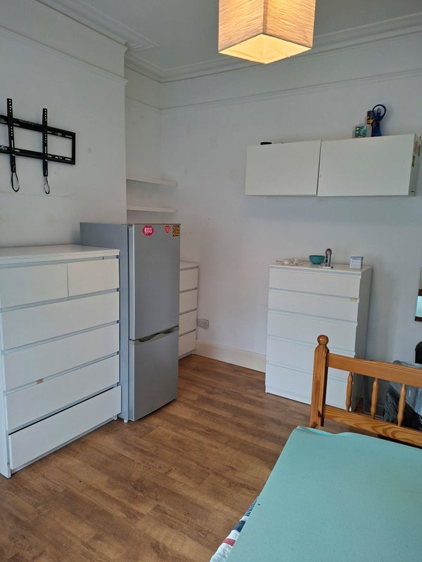 Room Cobham Road in Greater London