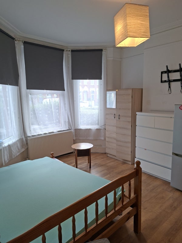 Room Cobham Road in Greater London