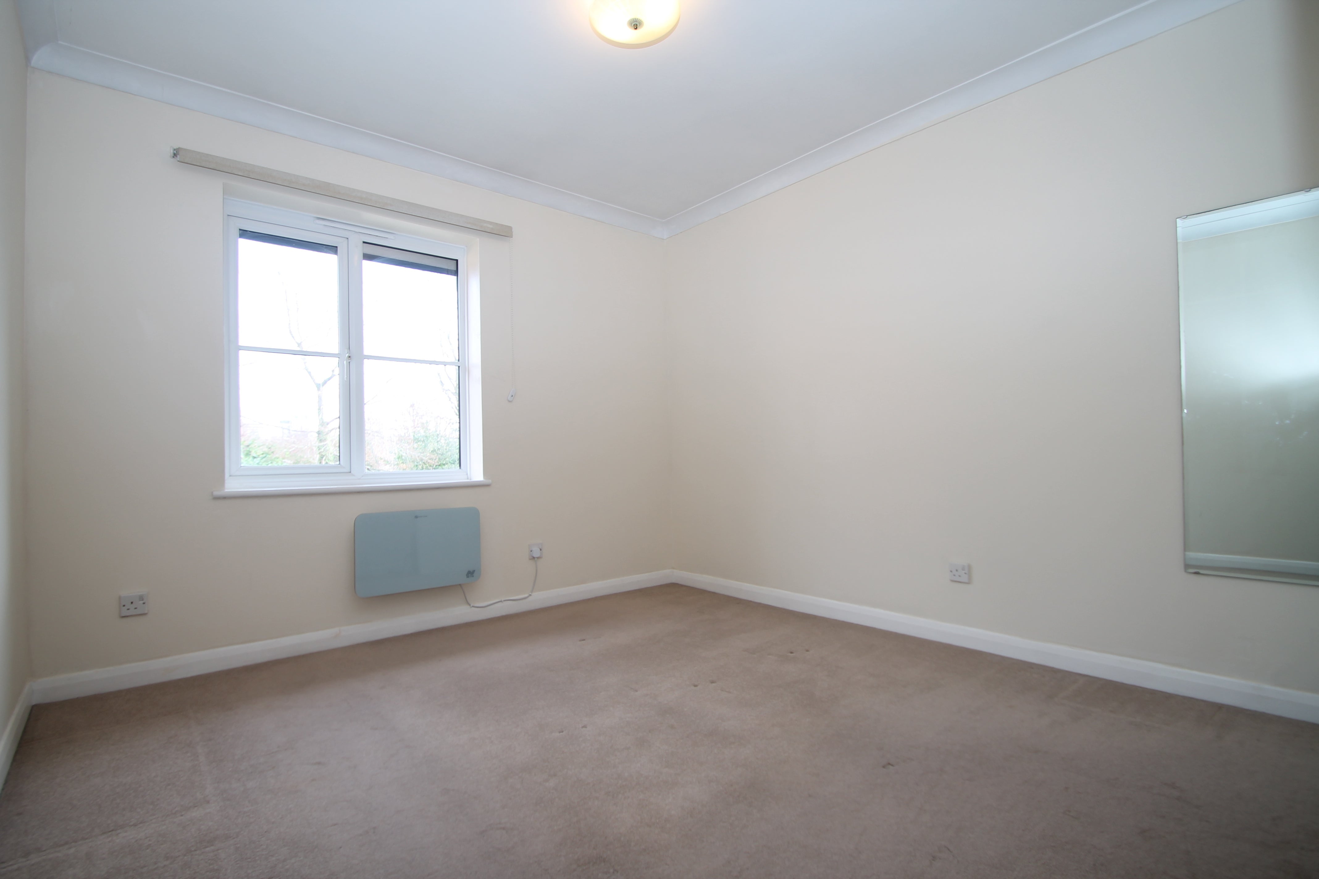 Flat Gander Green Lane in Greater London