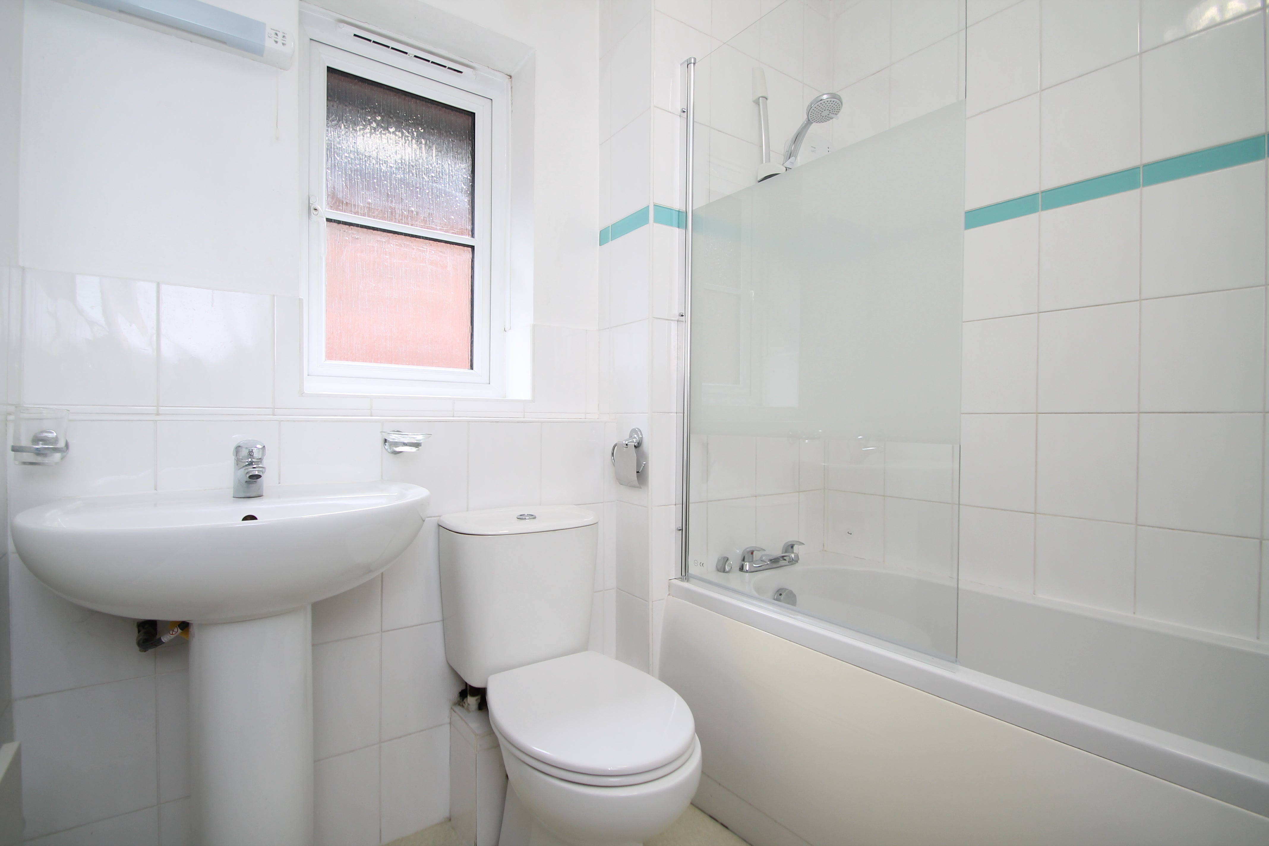 Flat Gander Green Lane in Greater London