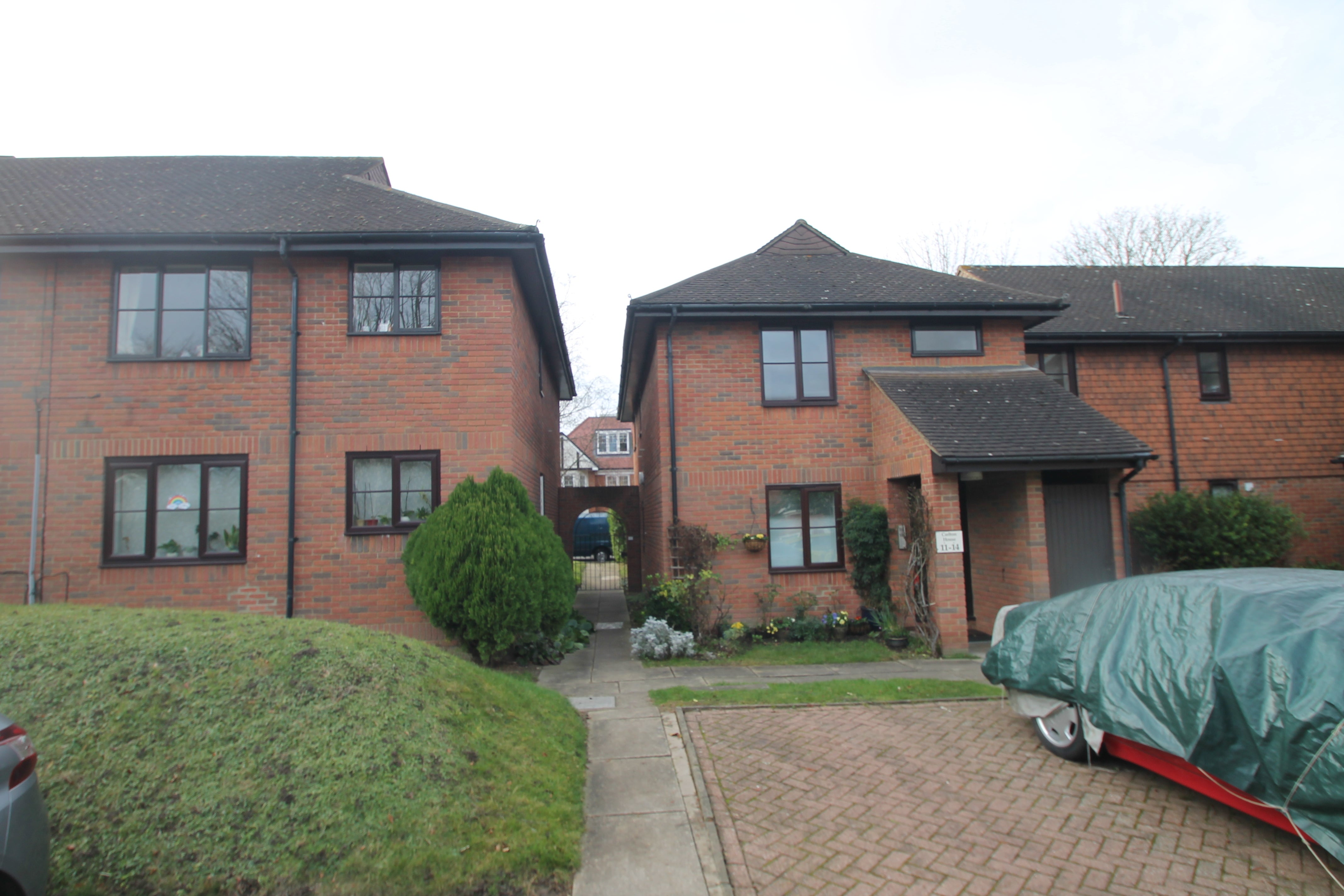 Flat Gander Green Lane in Greater London