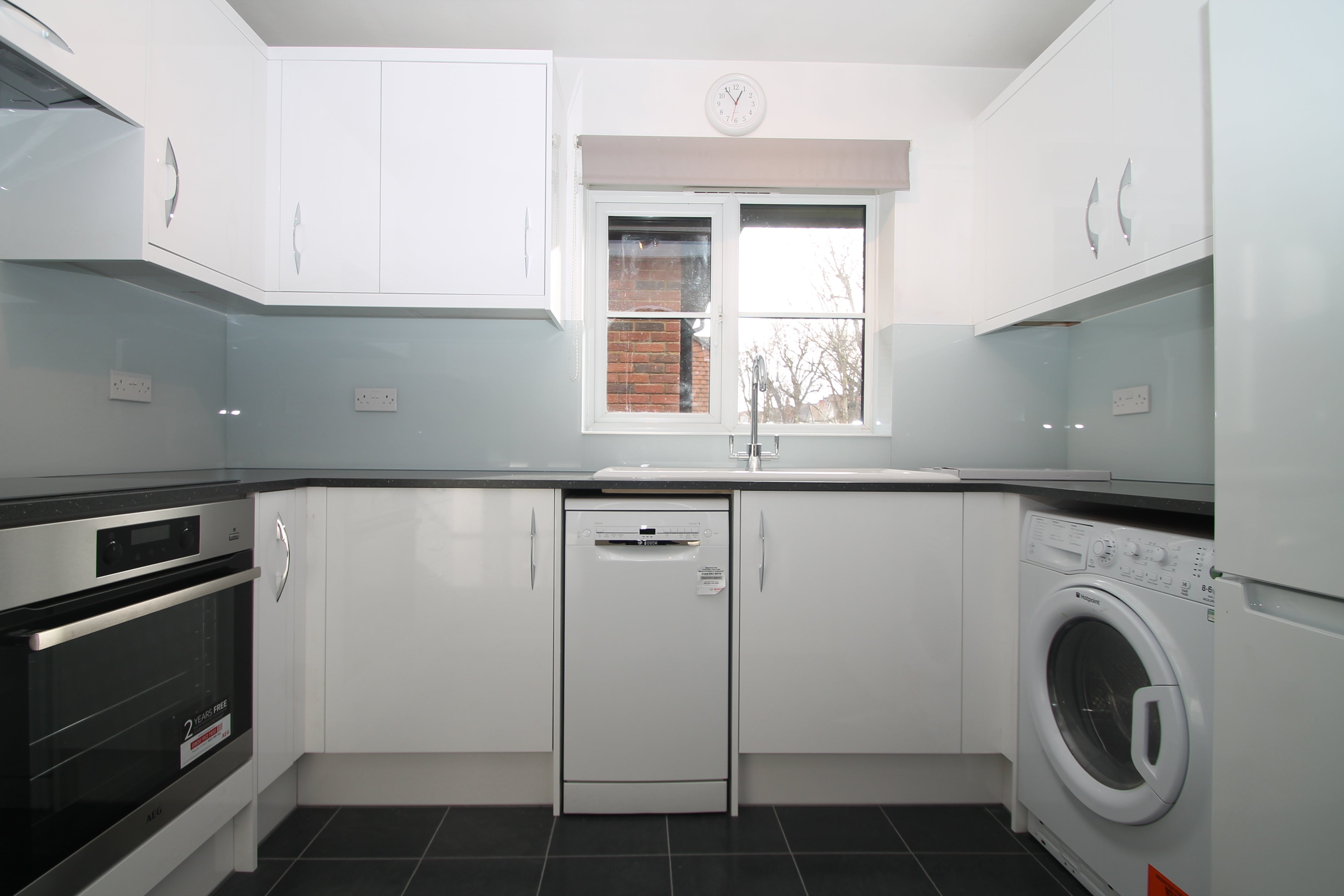 Flat Gander Green Lane in Greater London