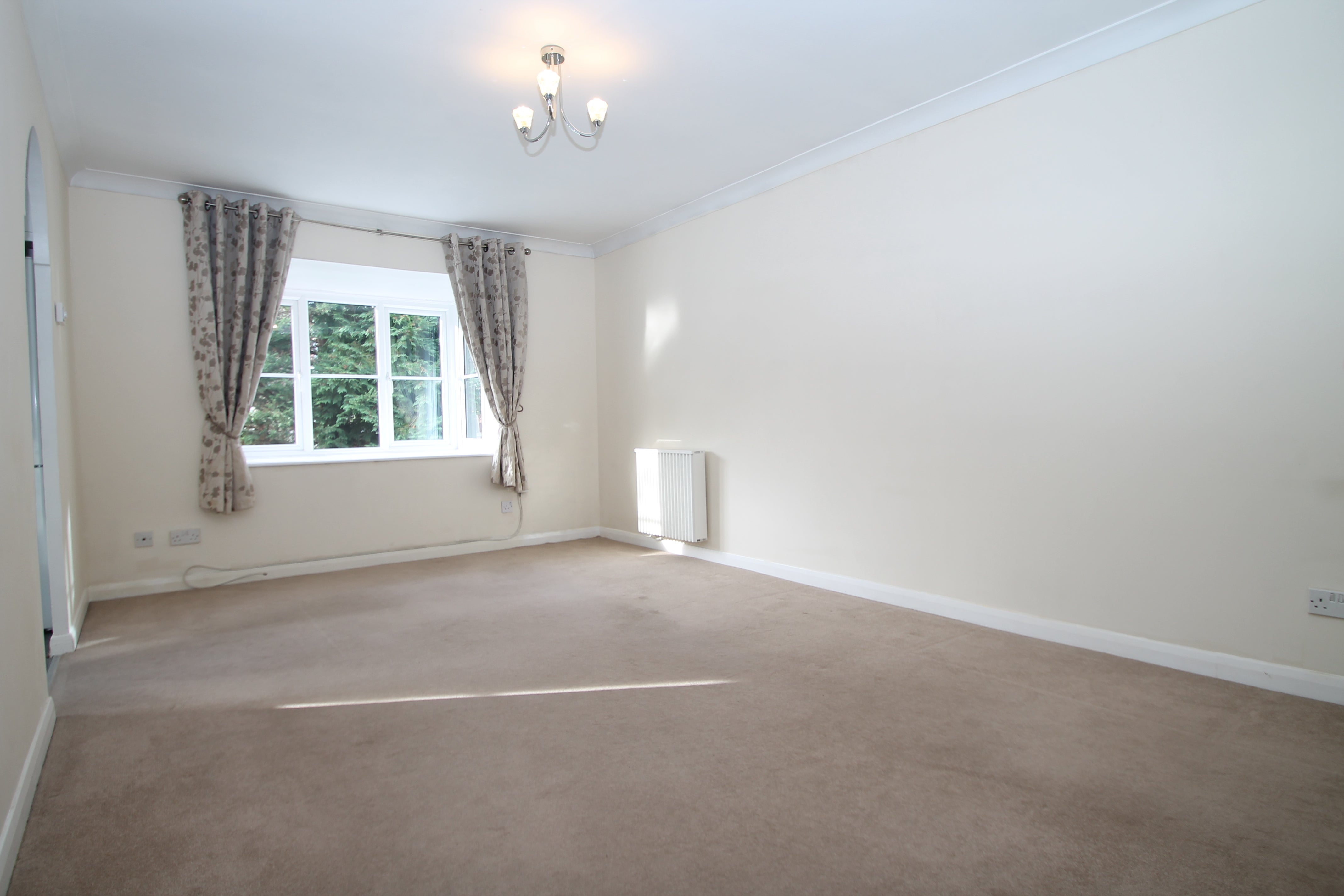 Flat Gander Green Lane in Greater London