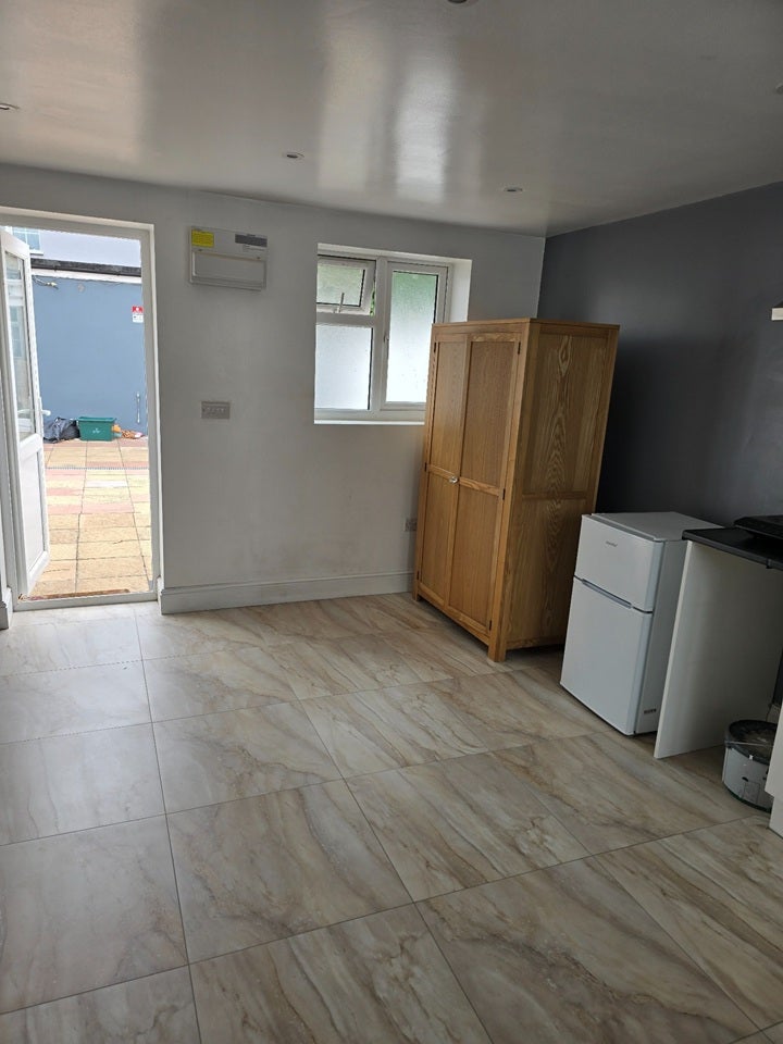 Flat Sutton Lane in Greater London