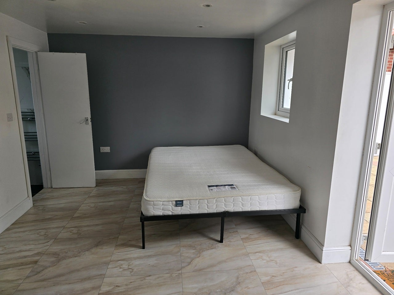 Flat Sutton Lane in Greater London