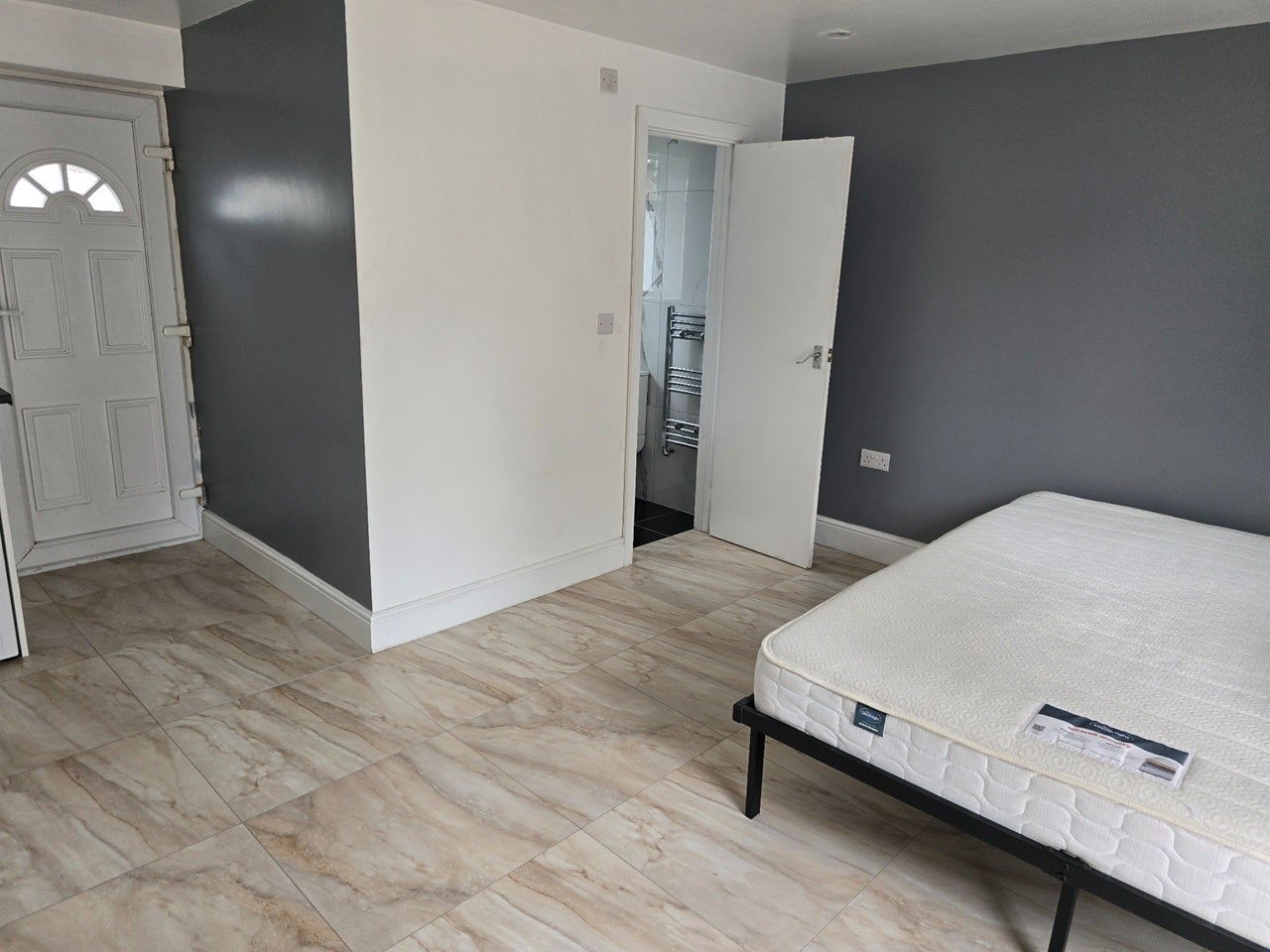 Flat Sutton Lane in Greater London