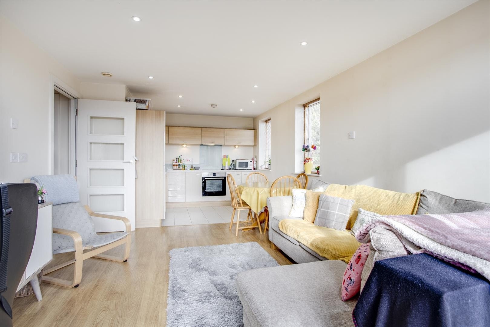 Flat Ryemead Way in High Wycombe Community Board