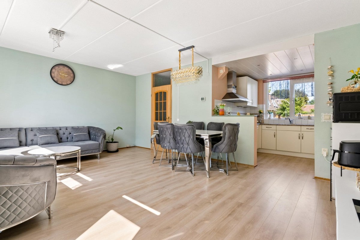 Tussenwoning te koop: Leemwierde 197, Almere