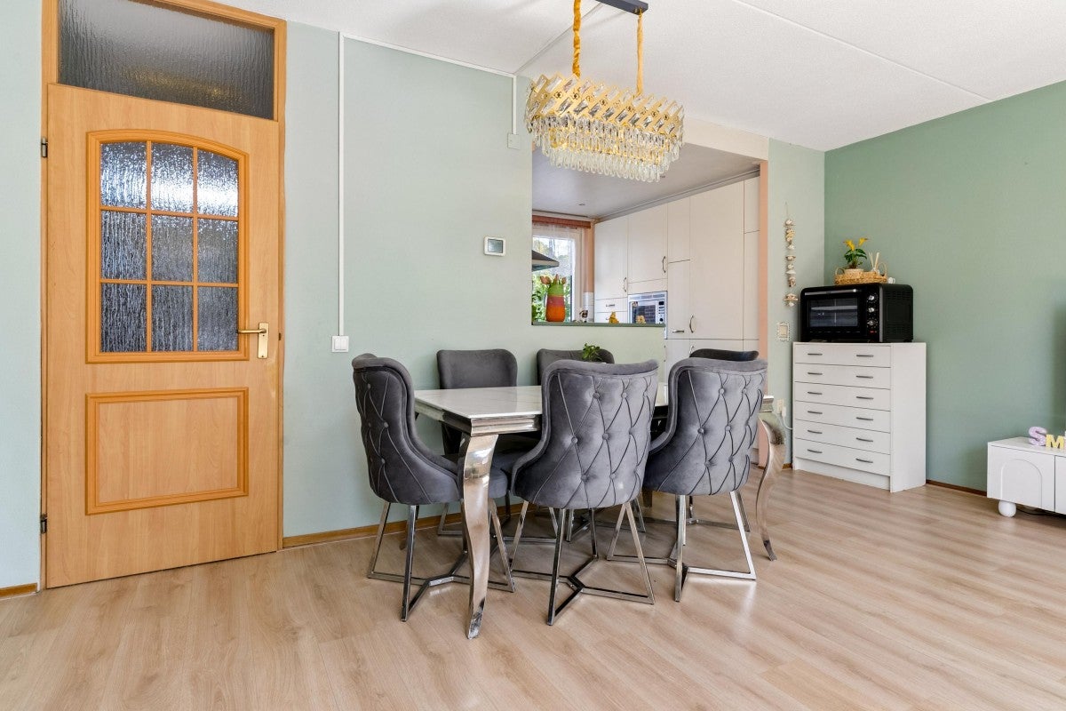 Tussenwoning te koop: Leemwierde 197, Almere