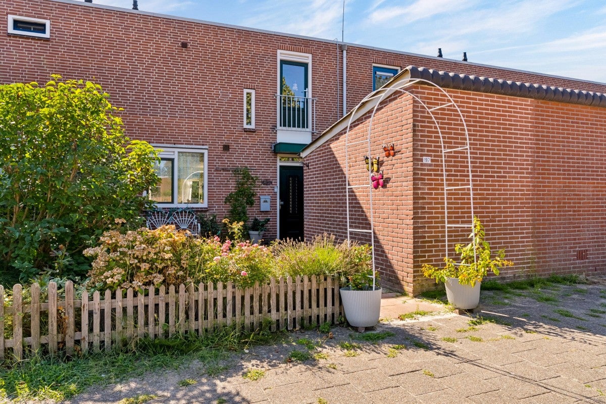 Tussenwoning te koop: Leemwierde 197, Almere