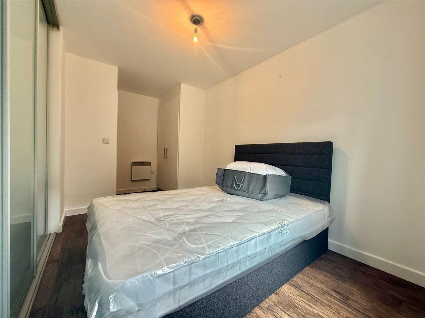 Flat Park Lodge Avenue in Greater London