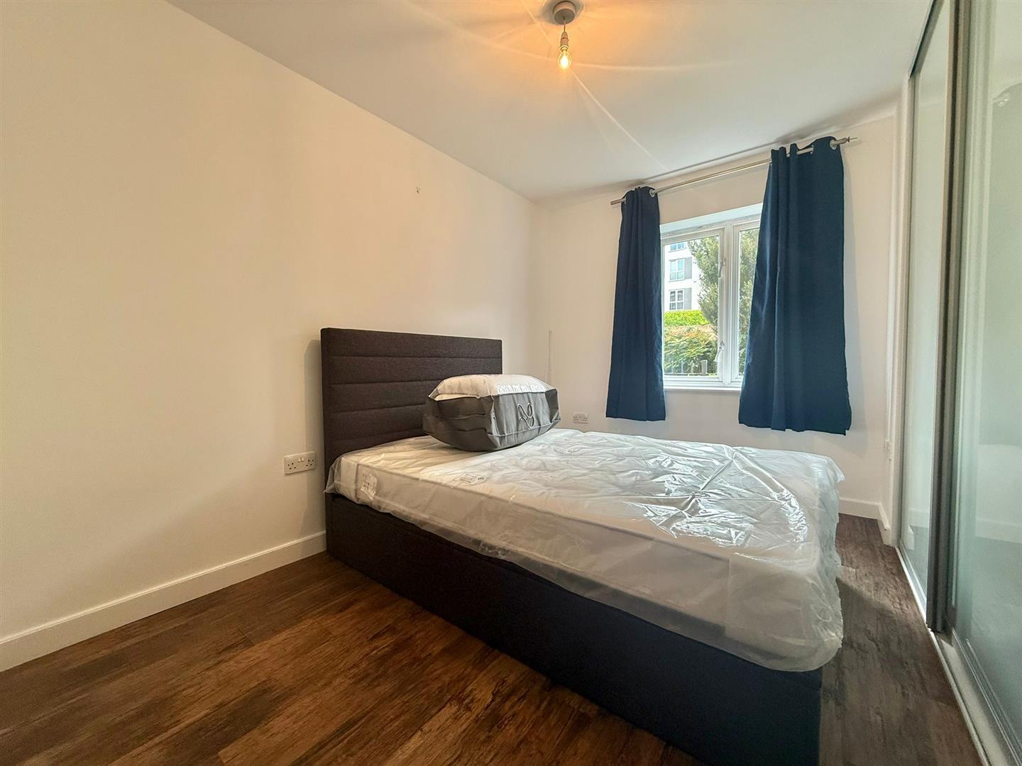 Flat Park Lodge Avenue in Greater London
