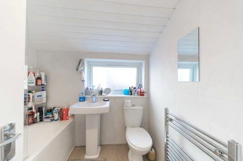 Room West Road in Greater London