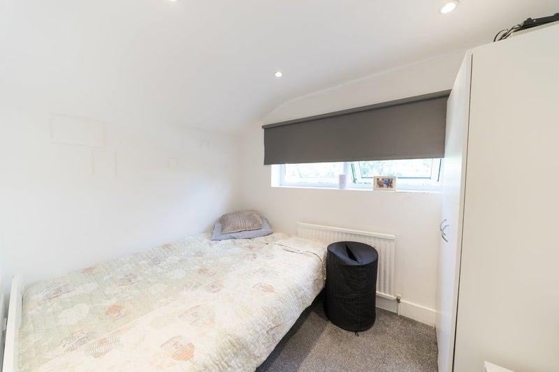 Room West Road in Greater London