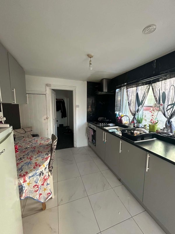 Room Trevelyan Road in Greater London