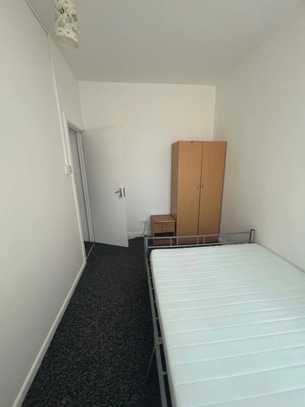 Room Trevelyan Road in Greater London