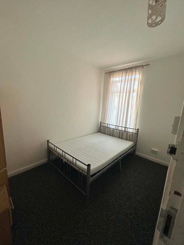 Room Trevelyan Road in Greater London