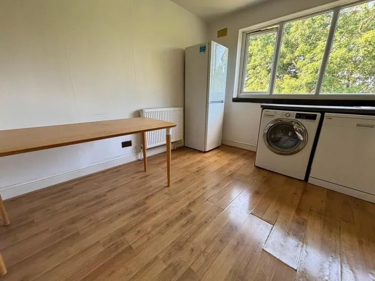 Flat Kings Avenue in Greater London