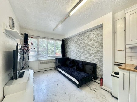 Flat West Quay Drive in Greater London