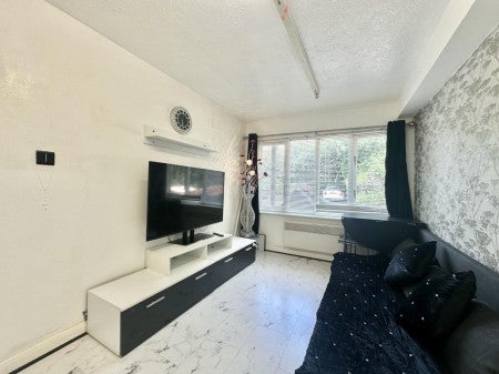 Flat West Quay Drive in Greater London