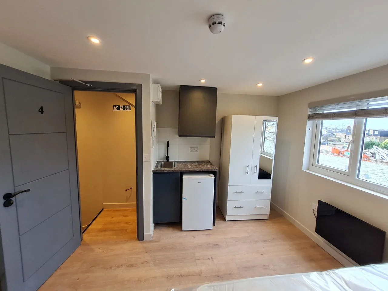 Flat Norcutt Road in Greater London