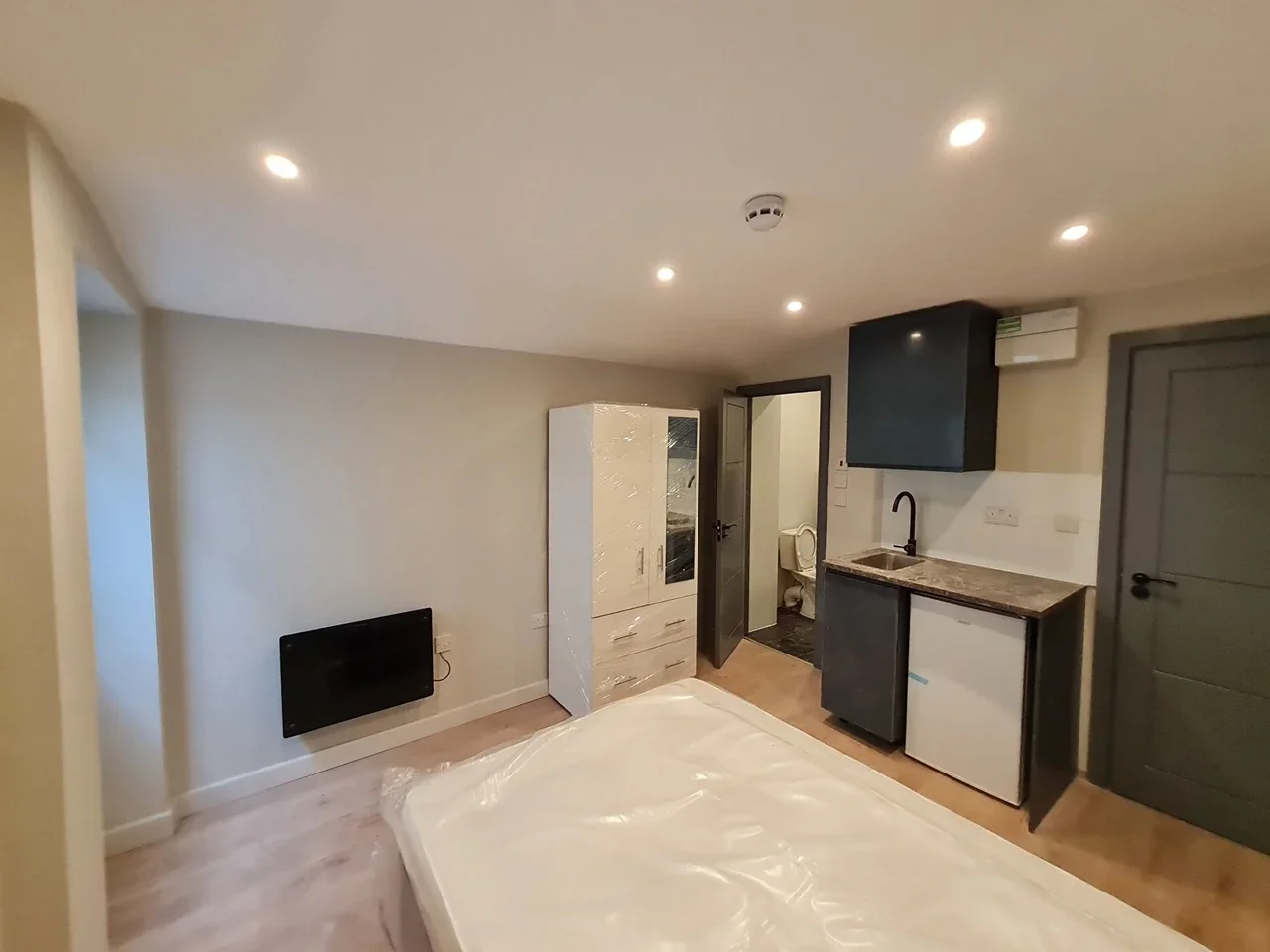 Flat Norcutt Road in Greater London