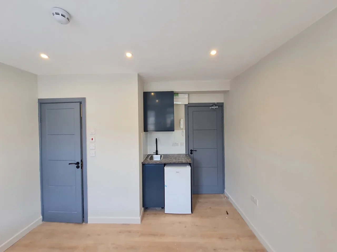 Flat Norcutt Road in Greater London