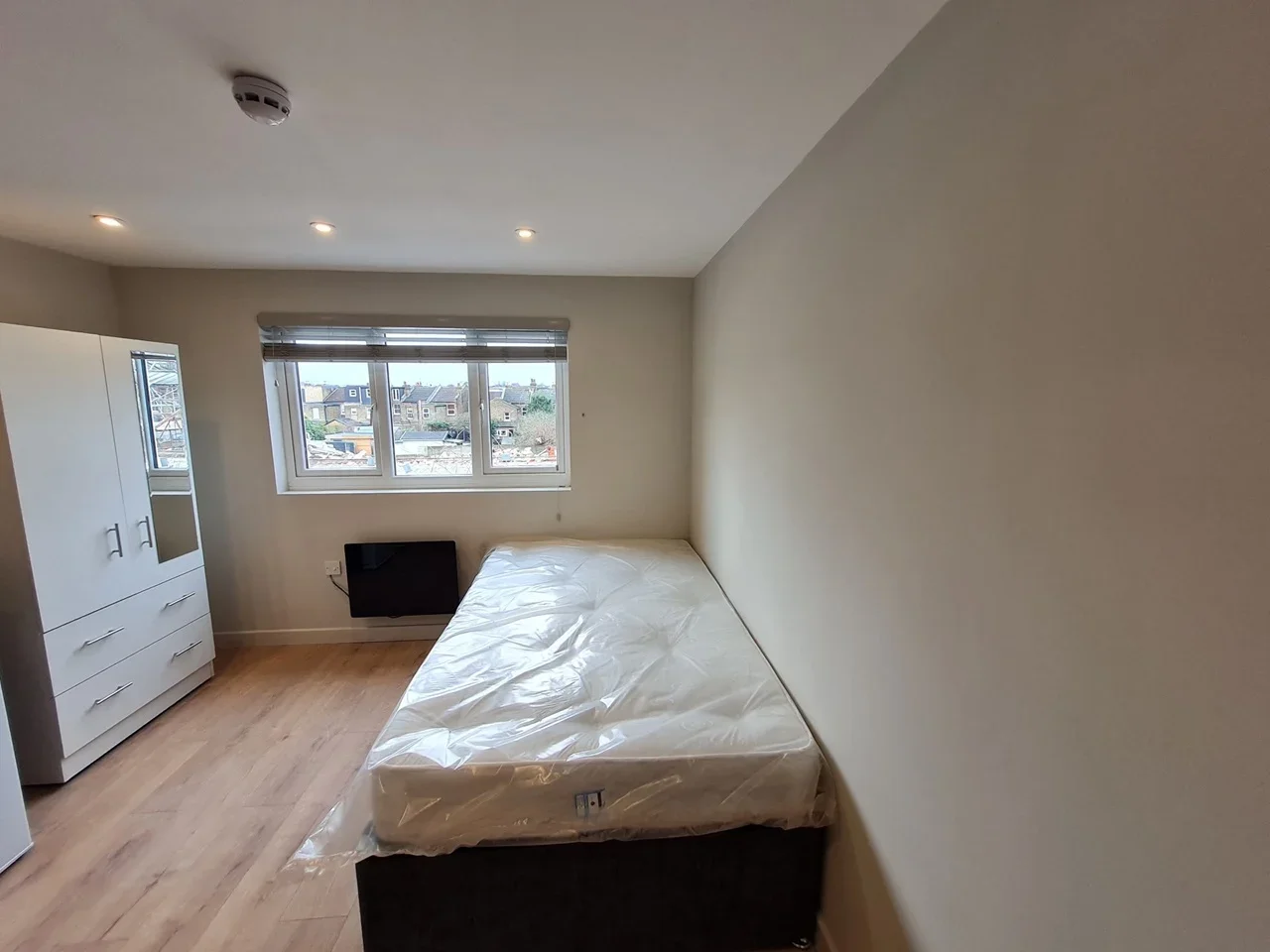 Flat Norcutt Road in Greater London