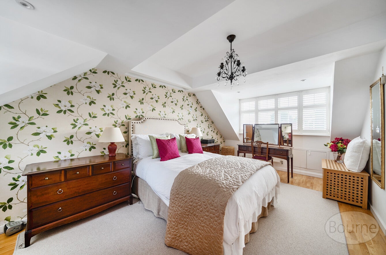 House Downsview Close in Elmbridge