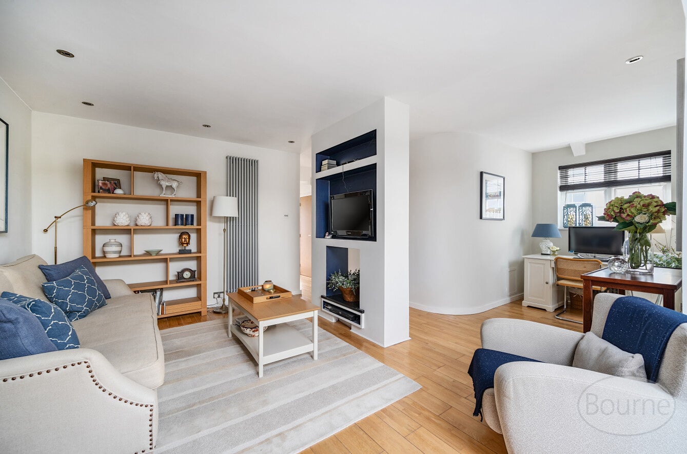 House Downsview Close in Elmbridge