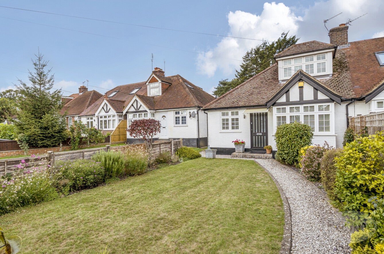 House Downsview Close in Elmbridge