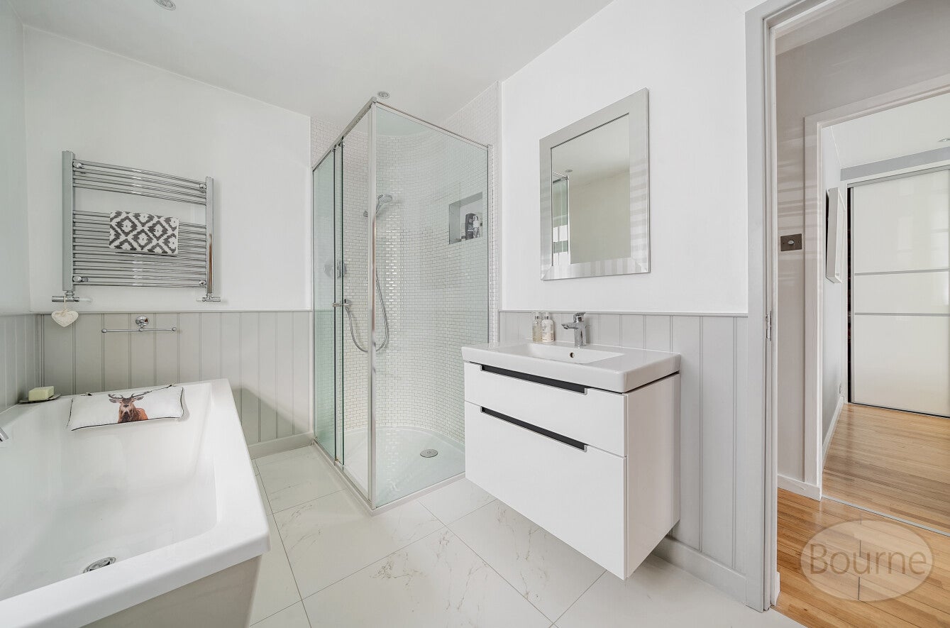 House Downsview Close in Elmbridge