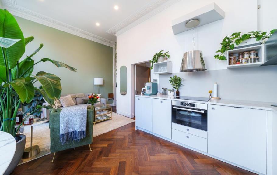 Flat Park Crescent in City of Westminster