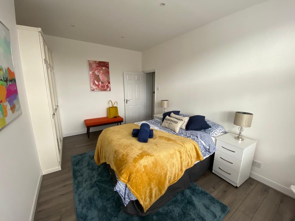 Flat Park Avenue in Greater London