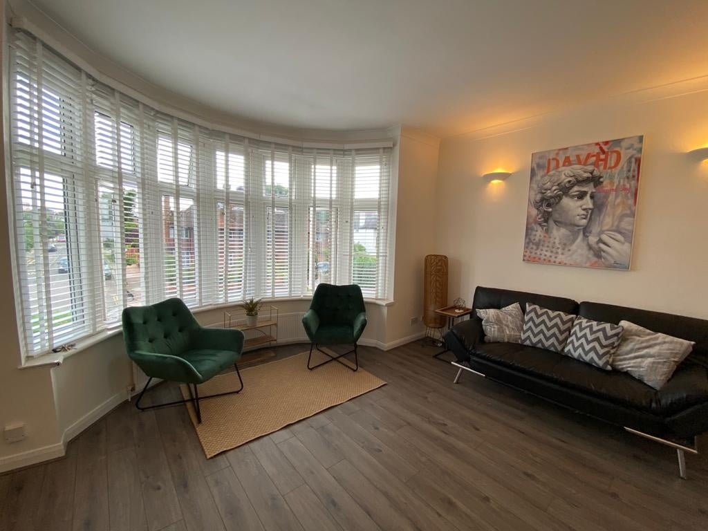 Flat Park Avenue in Greater London