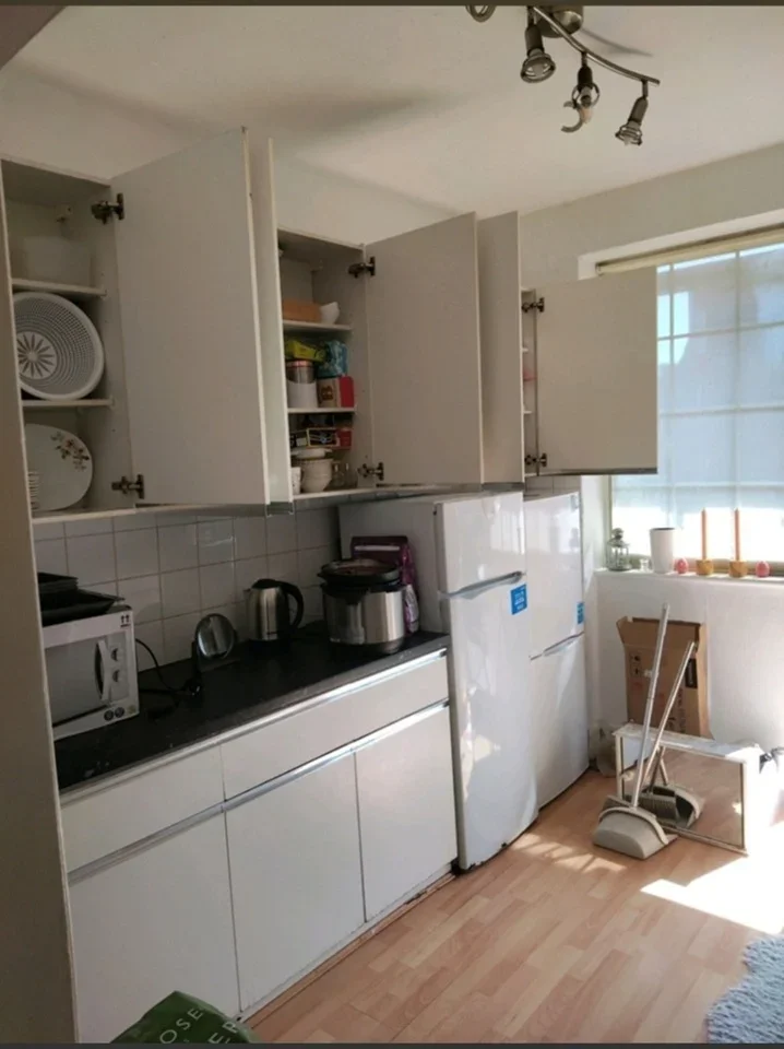 Room Shirehall Lane in Greater London