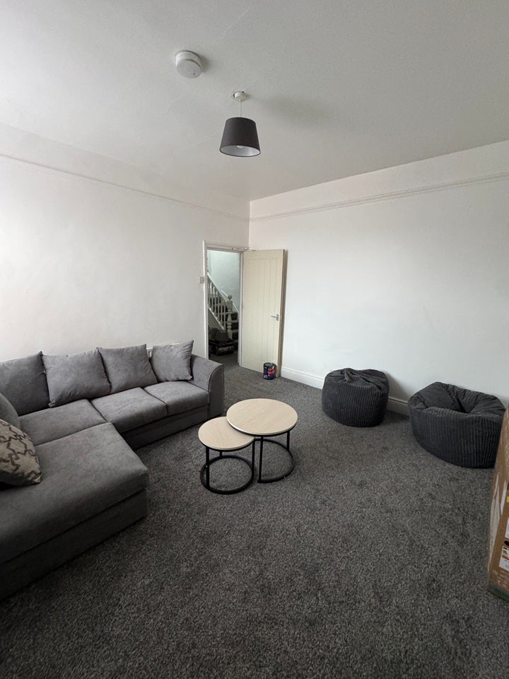 Room Strathmore Crescent in Newcastle upon Tyne