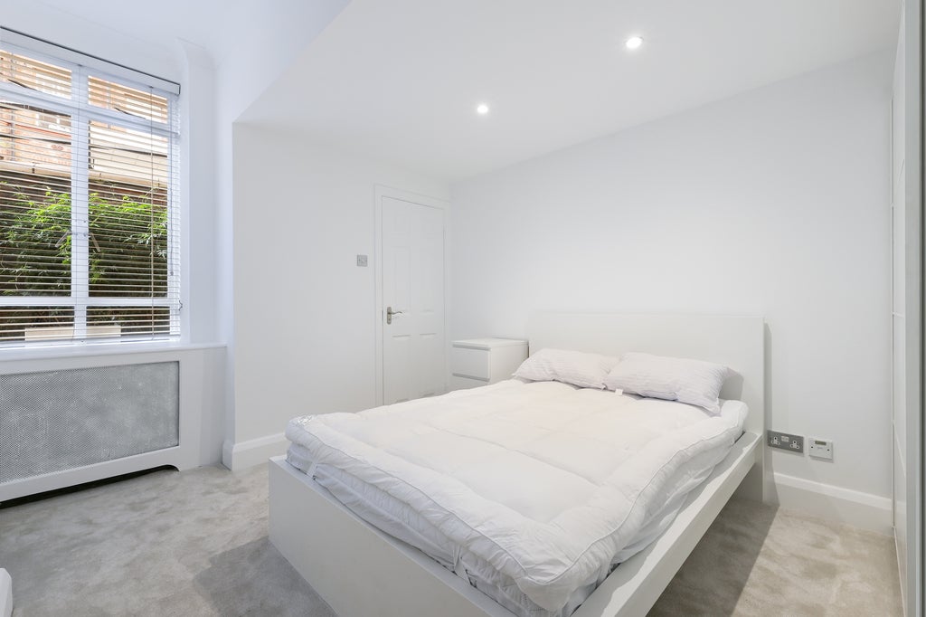 Flat Oakwood Court in Greater London