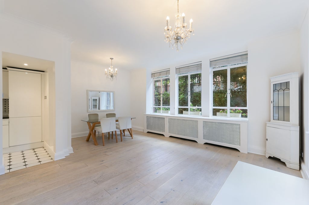 Flat Oakwood Court in Greater London
