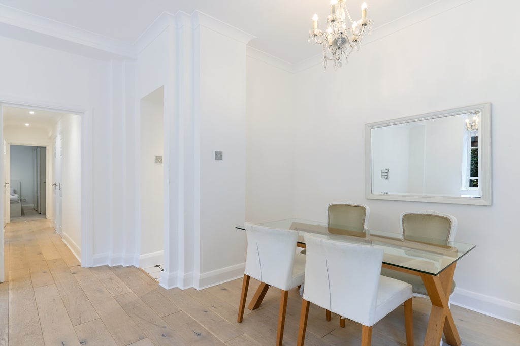Flat Oakwood Court in Greater London